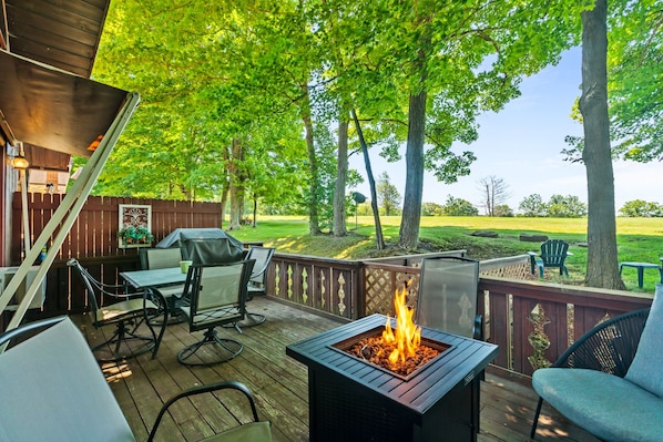 Propane grill, fire pit, and mountain views!