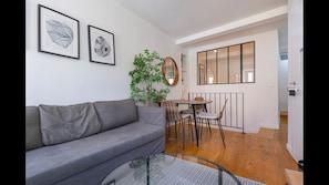 The apartment has a dining area that comfortably fits all guests.,
#diningarea #comfort #portugal #pt #lisbon