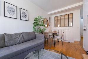 The apartment has a dining area that comfortably fits all guests.,
#diningarea #comfort #portugal #pt #lisbon