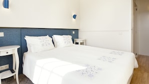 Sober decoration, with a cozy bed for your maximum comfort #comfortable #sublime #airbnbporto #lovelystay