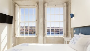 Big windows to provide lots of natural light and to enjoy the amazing view to the river #bright #breathtaking #airbnbporto #lovelystay