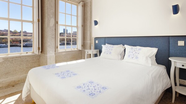 Lovely bedroom with a breathtaking view to the river, classic furniture and a cozy bed for your maximum comfort #stunning #sublime #riverside #airbnbporto #lovelystay
