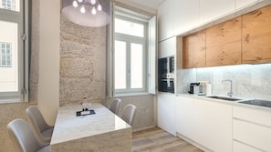 Dining area close to the kitchen, that provides all the supplies needed to cook and enjoy your homemade meals #modern #stunning #lovelystay #airbnbporto