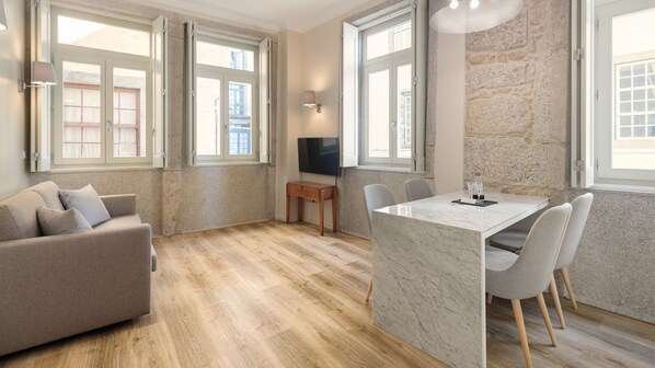 Living/ dining room, decorated with modern but simple furniture that goes perfectly with the aesthetic of the house #beautiful #stunning #lovelystay #airbnbporto
