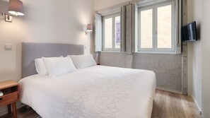 Modern bedroom with a big and comfortable bed, equipped with a TV for your comfort and entertainment #lovely #sublime #airbnbporto