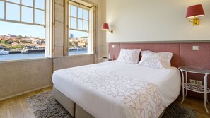 Beautiful room on the river side, with lovely blush details, and big windows that provide lots of natural light #sweet #gorgeous #lovelystay #airbnbporto