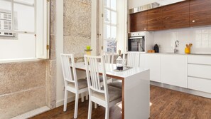 Dining area near the kitchen, to cook and enjoy your meals #lovely #modern #airbnbporto