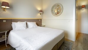 Beautiful and simple room, decorated with a spacious and comfortable bed #stunning #delightful #lovelystay #airbnbporto