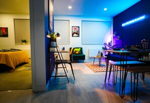 Lounge & Dining Area