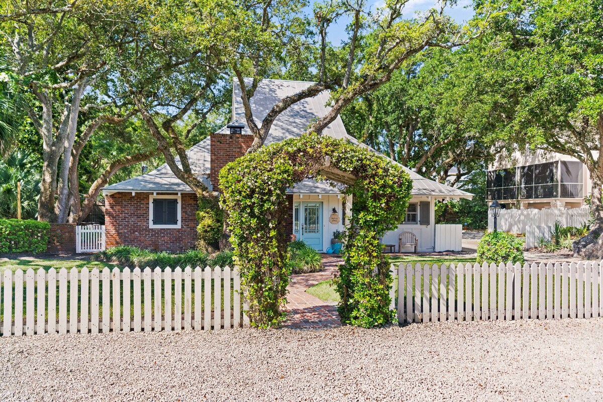 FAB East Beach Cottage, Pets, Pool & Spa; 30 Sec to the BEACH! 6 seat golf cart!