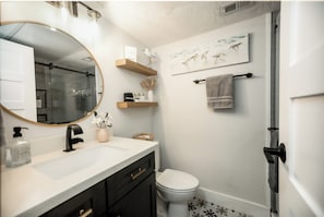 Full bathroom with all necessities