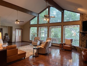 Living room with panoramic views of the lake and 'mountain'