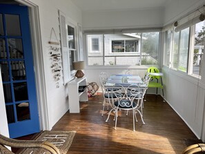 Enclosed indr porch/screened sun rm w/lge dng table & sitting area w/ceiling fan