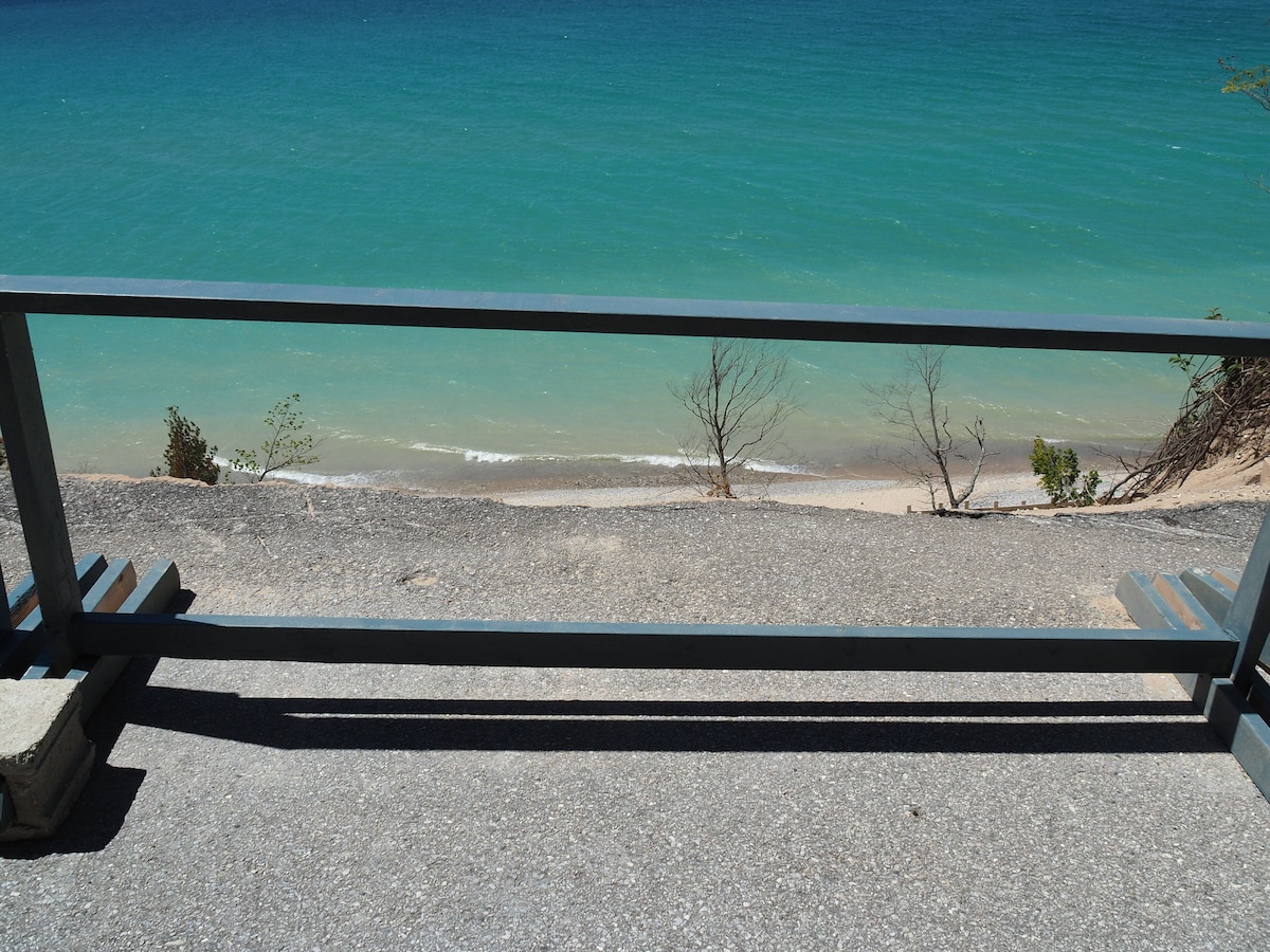 Sunset Serenity – INCREDIBLE HOME ON BLUFF OVERLOOKING LAKE MICHIGAN!