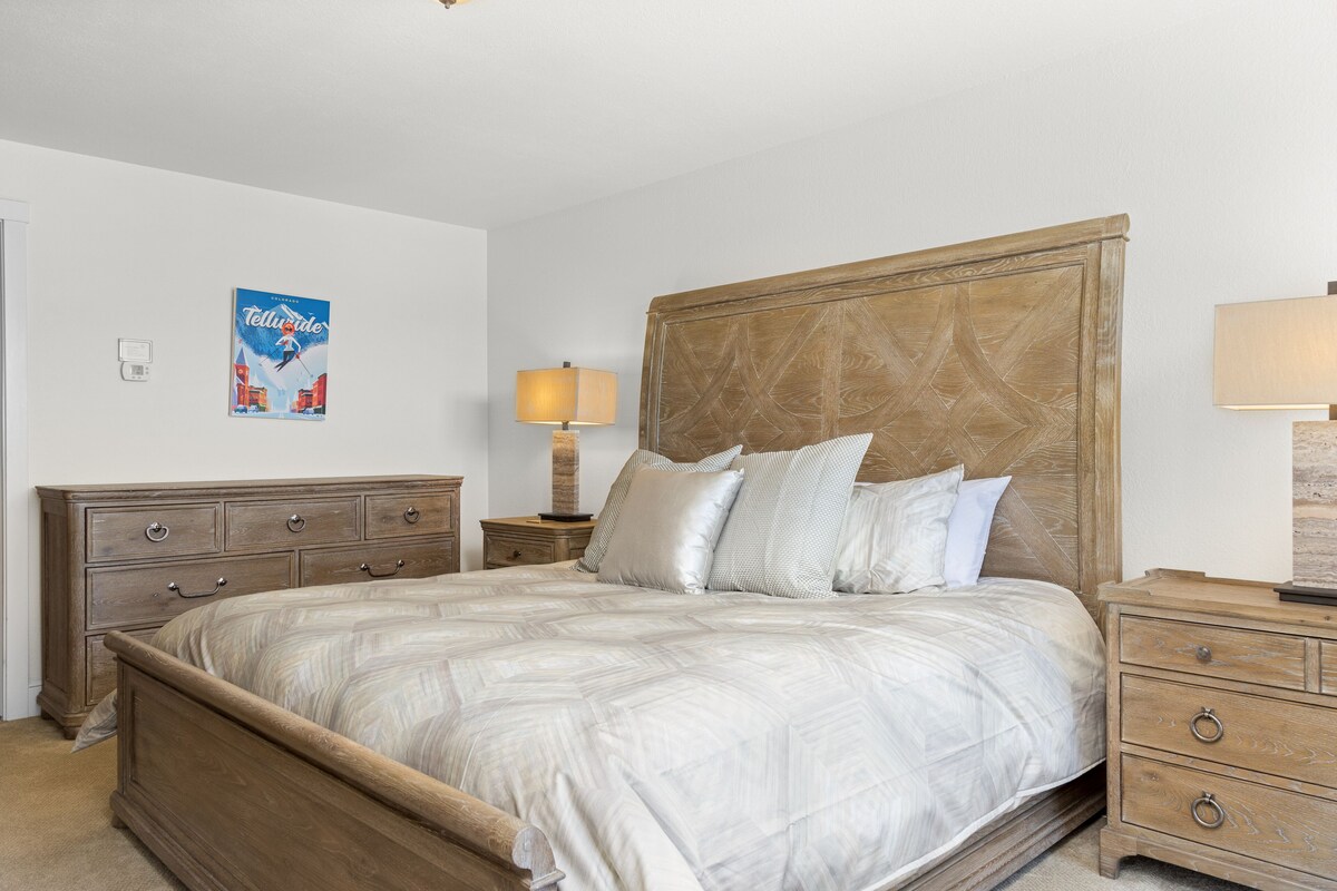 Ski-in/out room with mountain view & hot tub – snowbird-friendly