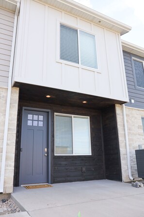 Lake House 538 Front Entrance