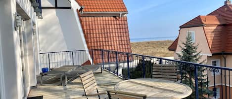 Balkon mit Meerblick zwischen den Häusern