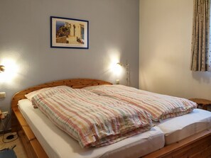 Schlafzimmer mit gemütlichem Doppelbett