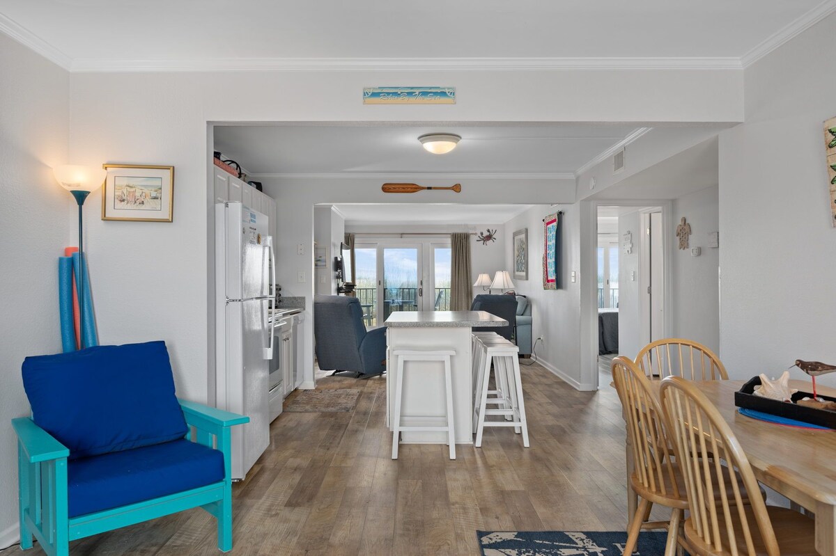 Pooh’s Corner: Oceanfront condo & Patio, steps to the beach, dog friendly!