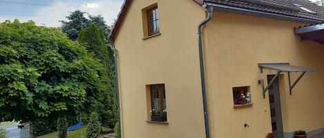 Außenseite Ferienhaus [Sommer]