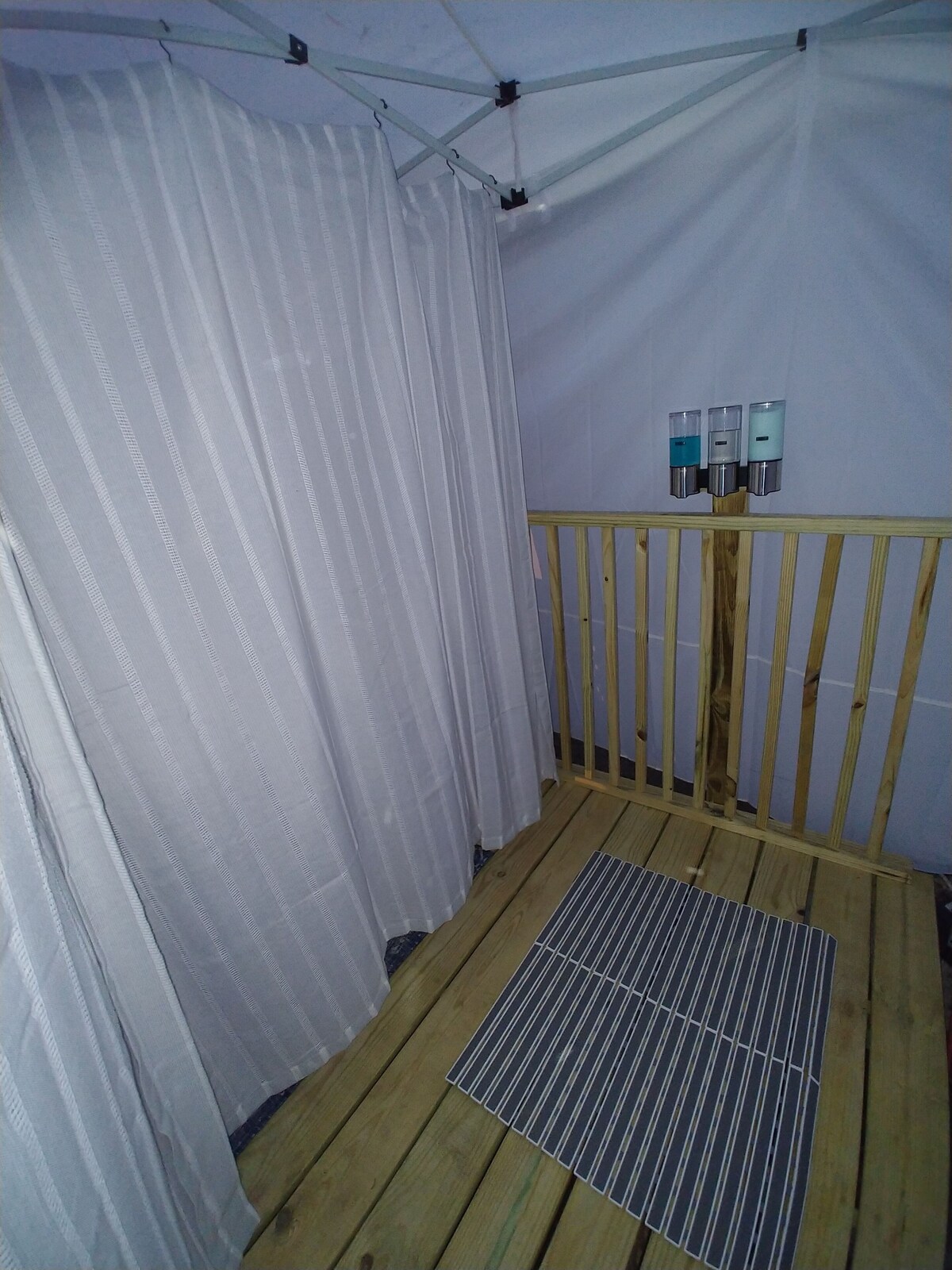 Campers Paradise, cozy tents, hot tub, free EV charger. Pet friendly