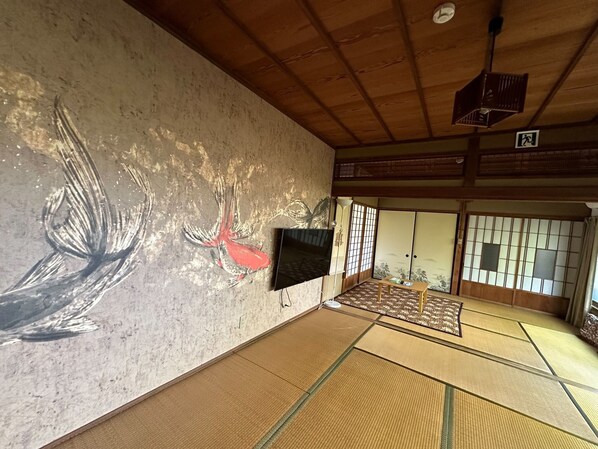 This is a large Japanese-style room.