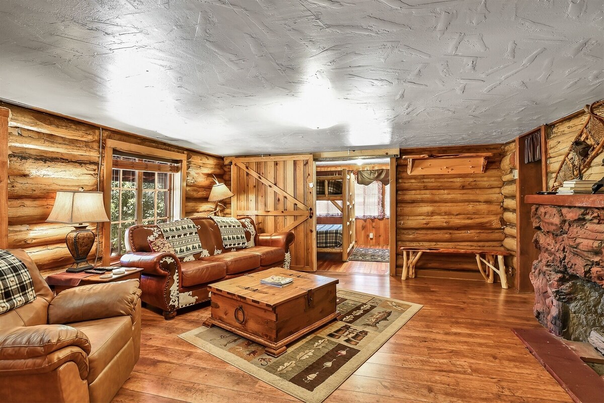 Rare, Log Cabin Treasure! Close to Grand Canyon / Now with Wi-Fi!