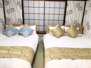 Japanese-style room 2 1 double bed, 1 semi-double bed