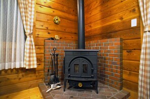 The living room is equipped with an Amelia Dutch West wood stove. You can stay warm even in the cold winter.