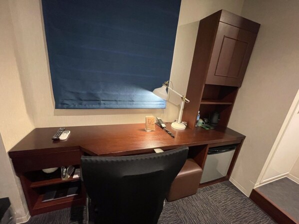 There is also a desk so you can use it for telework.