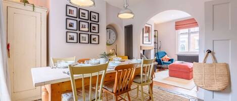 Shakespeare Cottage Dining Area - StayCotswold