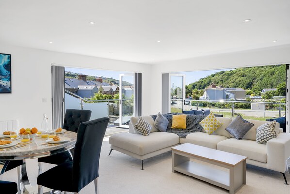 The Cube, Portreath. First floor: Stunning  open planned room