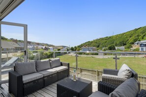 The Cube, Portreath. Balcony: Enjoy an al fresco breakfast on this rattan coffee table