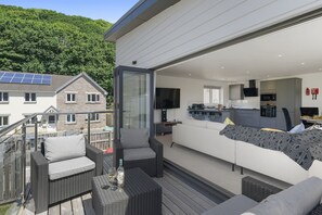 The Cube, Portreath. Balcony: Enjoy a glass of wine under the beautiful Cornish sunshine