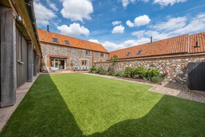 Horse Yard Barn, Warham: Sheltered courtyard garden