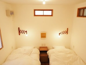 Bedroom 3. A Western-style room with two single beds located on the second floor. I think I can read with an antique hand lamp. There is also an outlet convenient for charging mobile phones, etc. It is possible for 2 people to sleep.