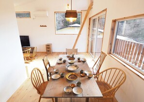 dining space. The large windows let in lots of light, making it bright and warm in winter. The tableware is mainly made by Japanese handicrafts. Please enjoy.