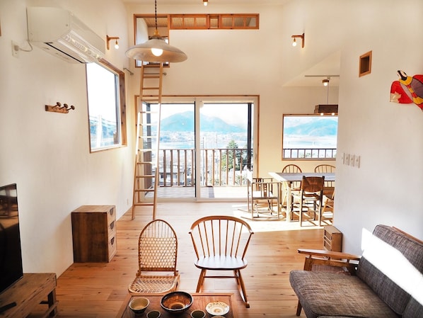 You can enjoy a spectacular view of Lake Kawaguchi from the approximately 31㎡ living/dining/kitchen area. It is decorated with antiques and furniture and furnishings made by the owner himself. If you climb the ladder, you can see the lake from the loft with bamboo ceiling and Japanese paper.
