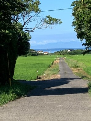 There is an inn in the alley where you can see the sea