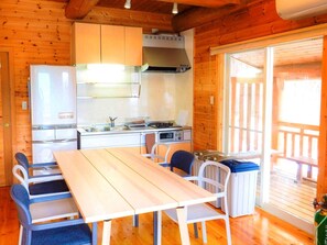 ・JAPAN log-style Maron (pets not allowed): A full range of kitchen utensils and electrical appliances are available