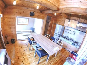 ・JAPAN log-style Marron (no pets allowed): There is also a Japanese-style room next to the living room