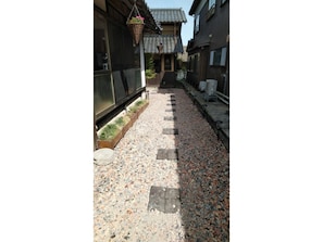 Road from parking lot to facility
