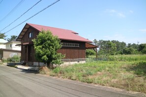 The side is a field and the back is a rice field