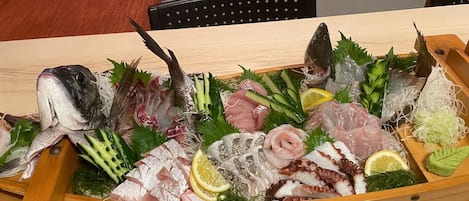 Fresh sashimi from Sagami Bay. We serve it in an extra-large Funamori.