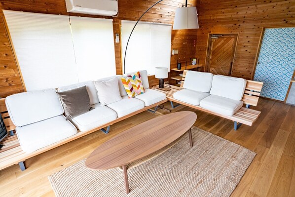 A living room with the warmth of wood