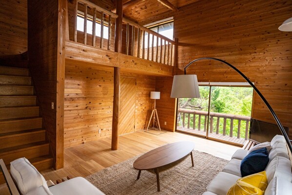 A living room with the warmth of wood