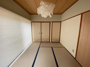 A Japanese-style room with tatami mats that is safe and secure for children