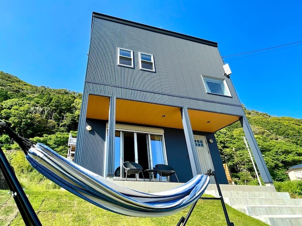 New building BEACHHOUSE Kamogawa, hammock on the lawn.