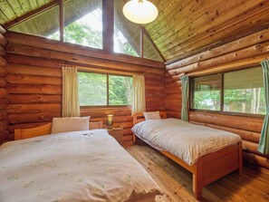 ・[Campanula] A spacious bedroom on the second floor. One of the beds is large, so you can sleep comfortably.
