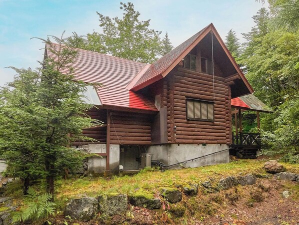 ・[Campanula] Accommodates up to 6 people. Authentic log cottage made of heavy logs.